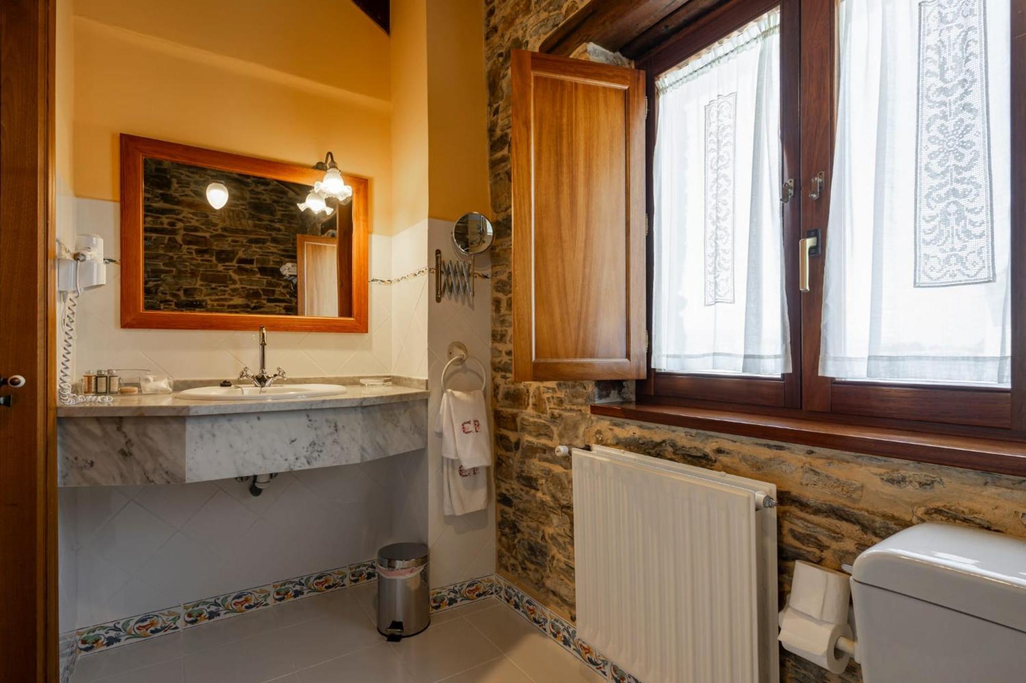 Bed and Breakfast Casa Peleyon Castropol Esterno foto
